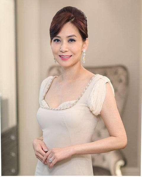 活成自己的豪門！傳奇港姐鄺美雲「14歲養家」白手起家身價過億　遭眼紅酸「被佛祖青睞」不靠嫁人度苦海