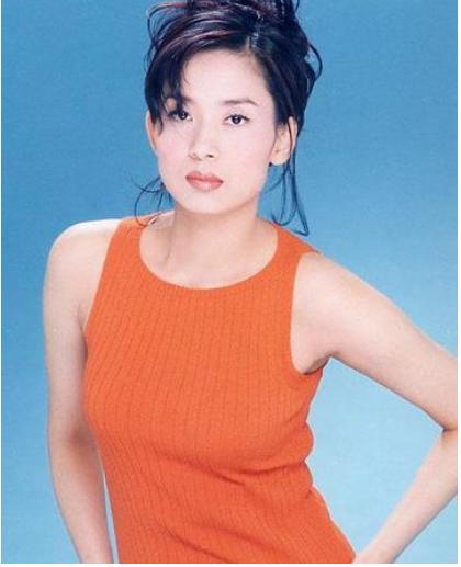 活成自己的豪門！傳奇港姐鄺美雲「14歲養家」白手起家身價過億　遭眼紅酸「被佛祖青睞」不靠嫁人度苦海
