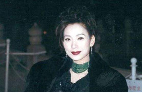 活成自己的豪門！傳奇港姐鄺美雲「14歲養家」白手起家身價過億　遭眼紅酸「被佛祖青睞」不靠嫁人度苦海