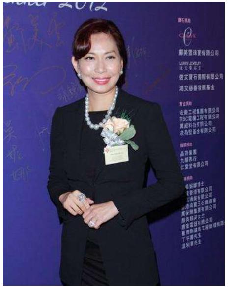 活成自己的豪門！傳奇港姐鄺美雲「14歲養家」白手起家身價過億　遭眼紅酸「被佛祖青睞」不靠嫁人度苦海