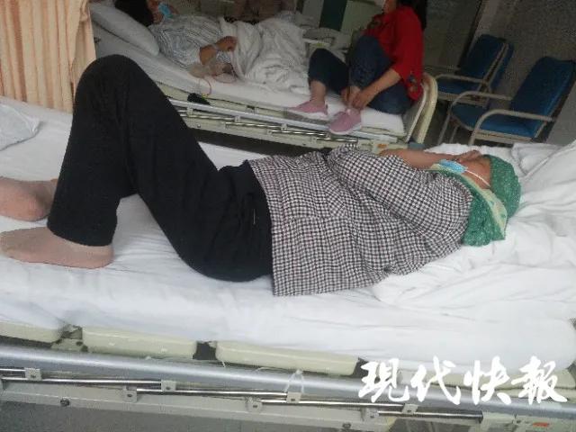 爸爸沒了媽媽出走！7歲女孩「踩凳子炒菜」照顧全家起居　新媽媽心疼送溫暖「曝今後最大心願」