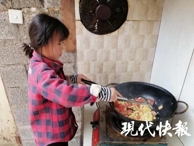 爸爸沒了媽媽出走！7歲女孩「踩凳子炒菜」照顧全家起居　新媽媽心疼送溫暖「曝今後最大心願」