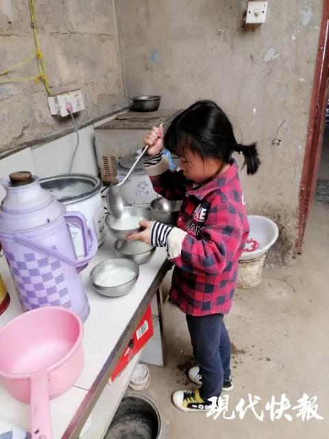 爸爸沒了媽媽出走！7歲女孩「踩凳子炒菜」照顧全家起居　新媽媽心疼送溫暖「曝今後最大心願」
