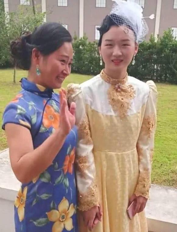 明星與替身的合影！周潤發妻片場探班「當場認錯人」　林志玲與替身合影「笑容如同雙胞胎」