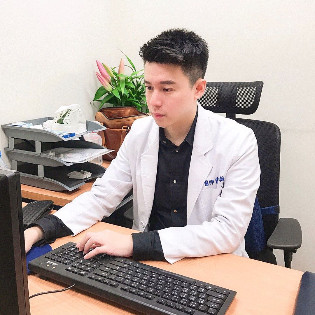 請幫我把脈❤️鮮肉醫師被封「中醫界彭于晏」爆紅網路　拿下口罩「濃眉深邃五官」比偶像還帥氣！