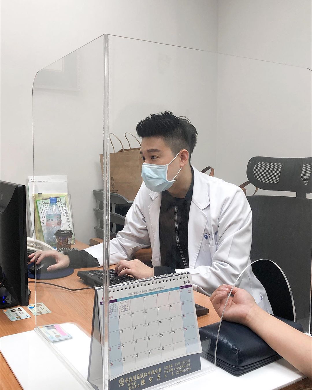 請幫我把脈❤️鮮肉醫師被封「中醫界彭于晏」爆紅網路　拿下口罩「濃眉深邃五官」比偶像還帥氣！