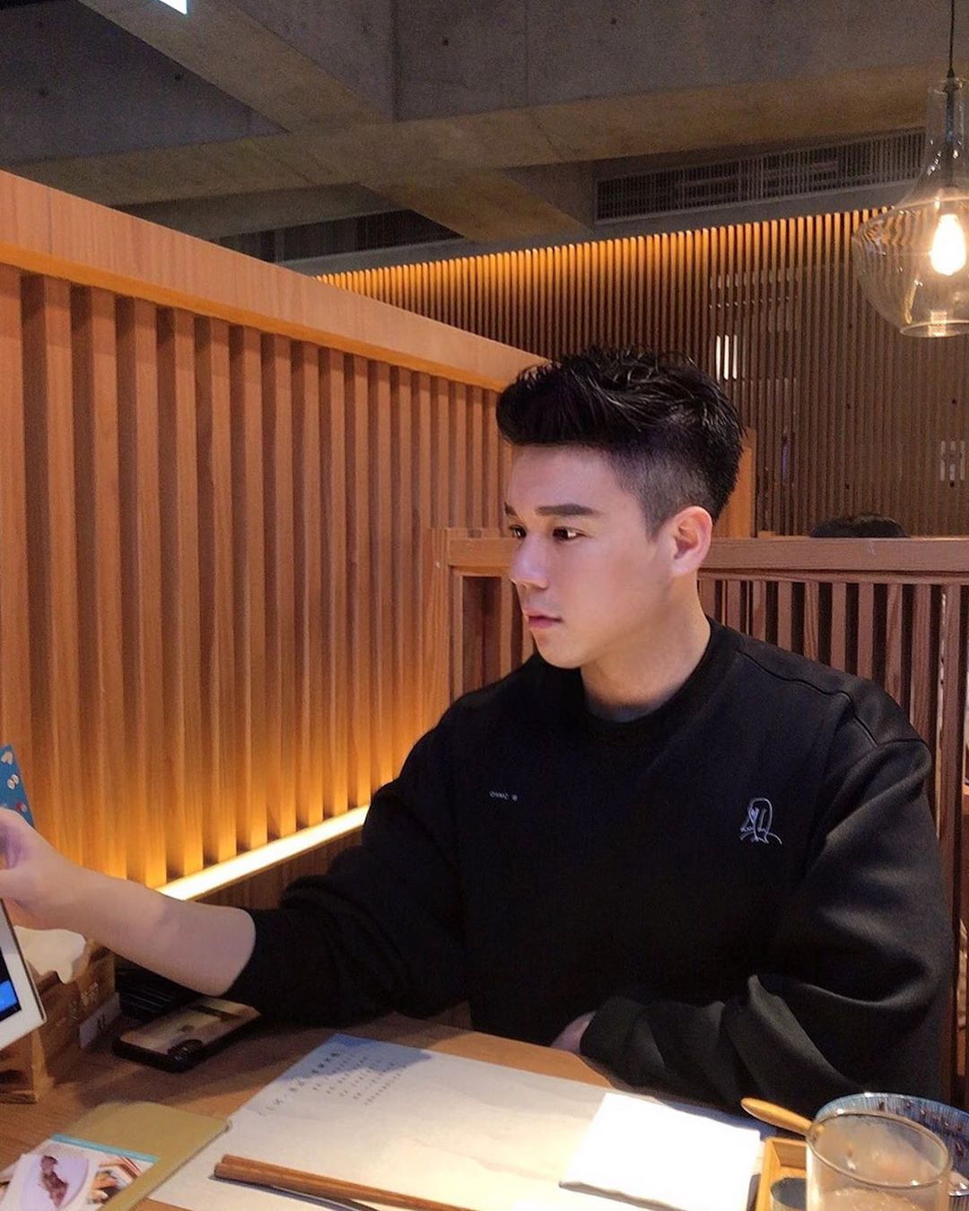 請幫我把脈❤️鮮肉醫師被封「中醫界彭于晏」爆紅網路　拿下口罩「濃眉深邃五官」比偶像還帥氣！