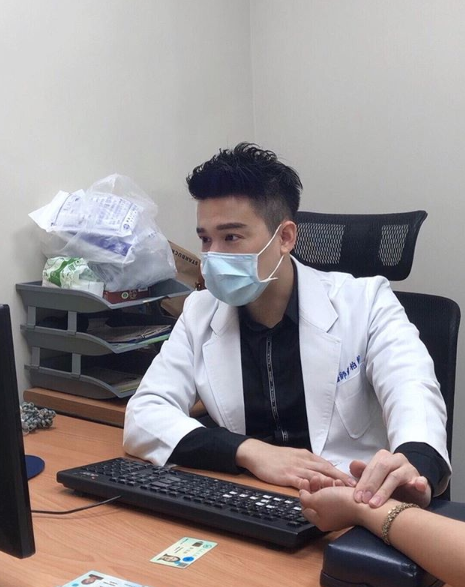 請幫我把脈❤️鮮肉醫師被封「中醫界彭于晏」爆紅網路　拿下口罩「濃眉深邃五官」比偶像還帥氣！