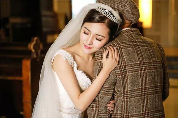 怕爺爺等不到！25歲單身孫女挽87歲爺爺「提前拍婚紗照」圓夢  花4小時「把爺爺頭像紋手臂」惹哭全網
