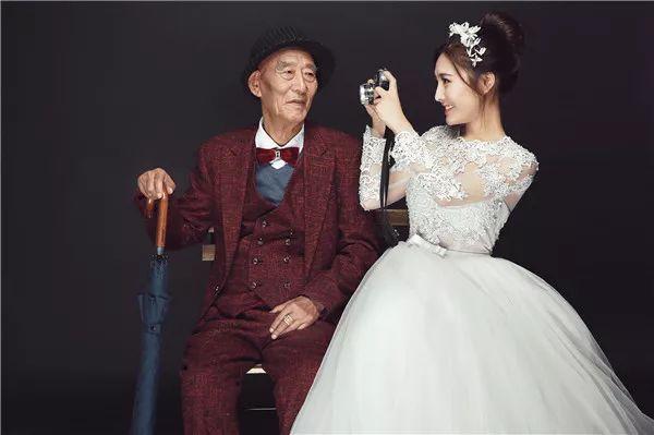 怕爺爺等不到！25歲單身孫女挽87歲爺爺「提前拍婚紗照」圓夢  花4小時「把爺爺頭像紋手臂」惹哭全網
