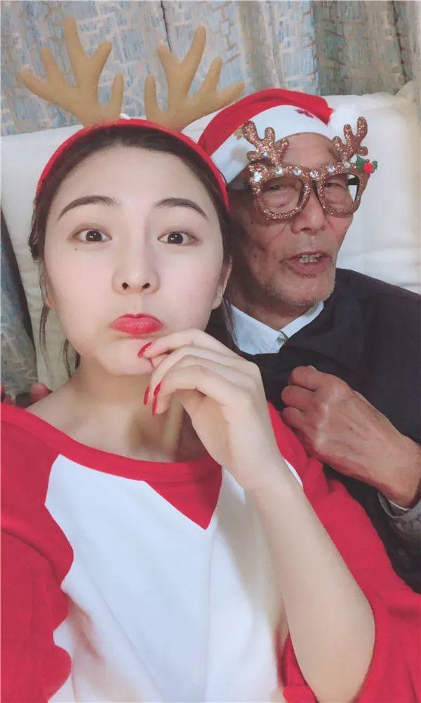 怕爺爺等不到！25歲單身孫女挽87歲爺爺「提前拍婚紗照」圓夢  花4小時「把爺爺頭像紋手臂」惹哭全網