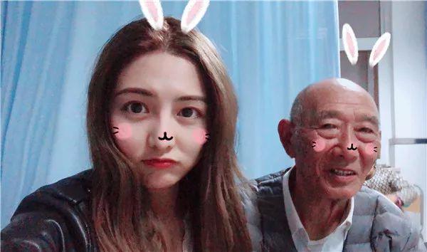 怕爺爺等不到！25歲單身孫女挽87歲爺爺「提前拍婚紗照」圓夢  花4小時「把爺爺頭像紋手臂」惹哭全網
