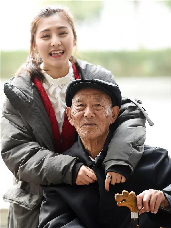 怕爺爺等不到！25歲單身孫女挽87歲爺爺「提前拍婚紗照」圓夢  花4小時「把爺爺頭像紋手臂」惹哭全網