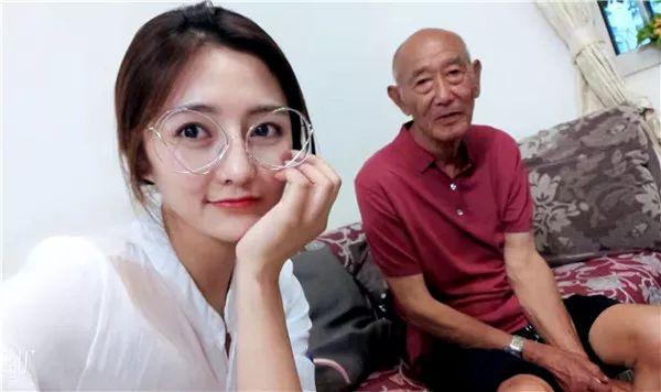 怕爺爺等不到！25歲單身孫女挽87歲爺爺「提前拍婚紗照」圓夢  花4小時「把爺爺頭像紋手臂」惹哭全網