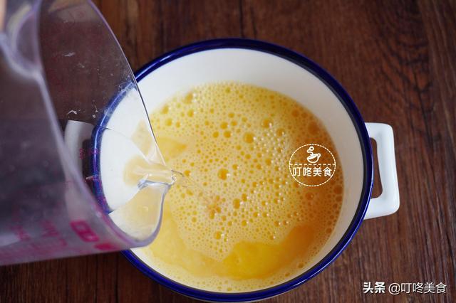 蒸蛋時記住「別直接加水就蒸」，記住小竅門「嫩滑無氣孔」外型完美又好吃