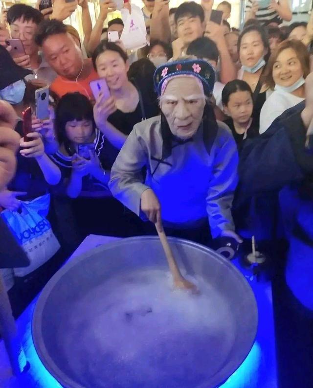 「孟婆」擺攤火爆全網！現場大排長龍只為喝一碗「孟婆湯」，網友嘗一口：配方我家也有