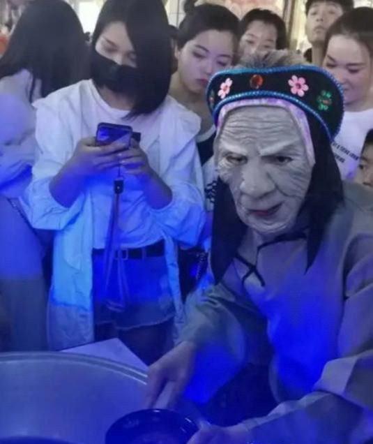 「孟婆」擺攤火爆全網！現場大排長龍只為喝一碗「孟婆湯」，網友嘗一口：配方我家也有