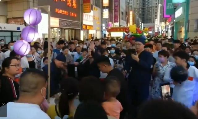 「孟婆」擺攤火爆全網！現場大排長龍只為喝一碗「孟婆湯」，網友嘗一口：配方我家也有