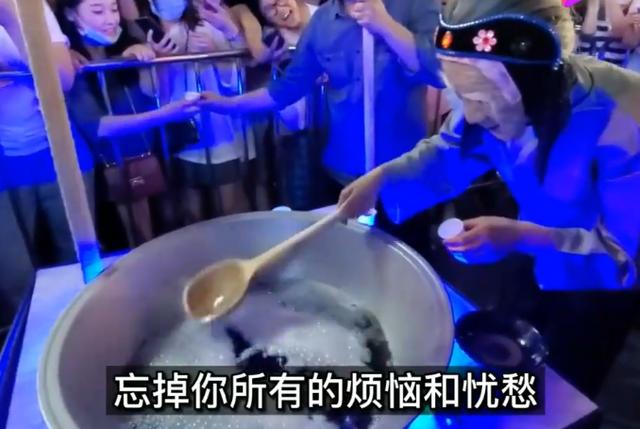 「孟婆」擺攤火爆全網！現場大排長龍只為喝一碗「孟婆湯」，網友嘗一口：配方我家也有