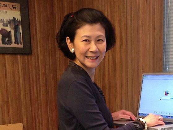 李嘉誠紅顏知己「59歲坐擁百億身家」十指緊扣感情超好　多年來「維持苗條身材」靠自律越活越年輕