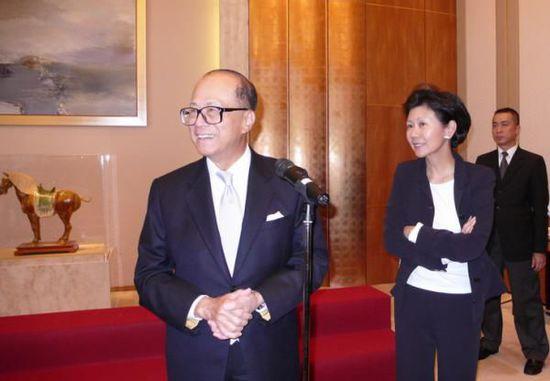李嘉誠紅顏知己「59歲坐擁百億身家」十指緊扣感情超好　多年來「維持苗條身材」靠自律越活越年輕