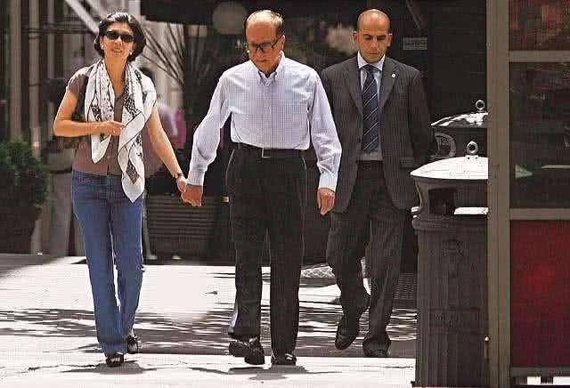 李嘉誠紅顏知己「59歲坐擁百億身家」十指緊扣感情超好　多年來「維持苗條身材」靠自律越活越年輕