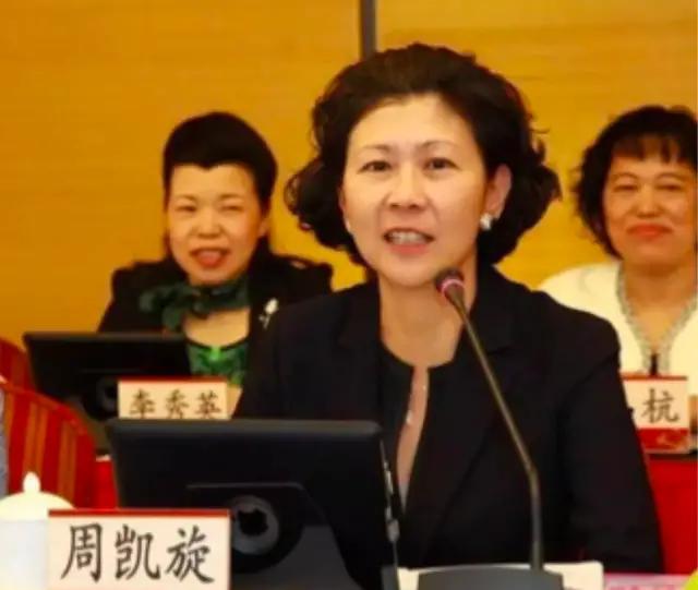 李嘉誠紅顏知己「59歲坐擁百億身家」十指緊扣感情超好　多年來「維持苗條身材」靠自律越活越年輕