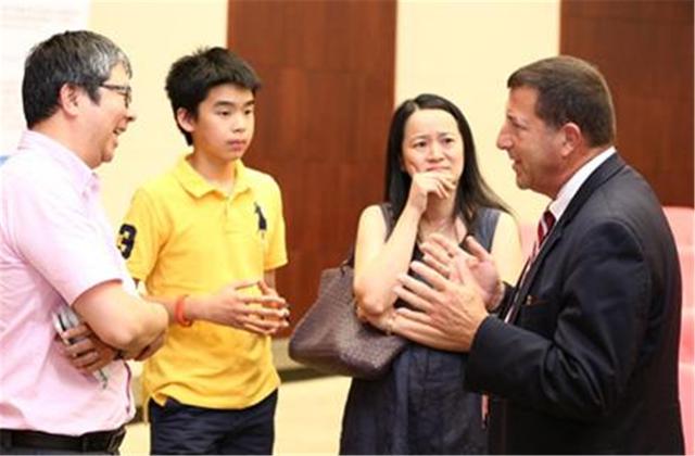 家長會上！老師：請「倒數第一名」家長發言！高情商寶媽「霸氣回嗆」讓老師羞愧難當