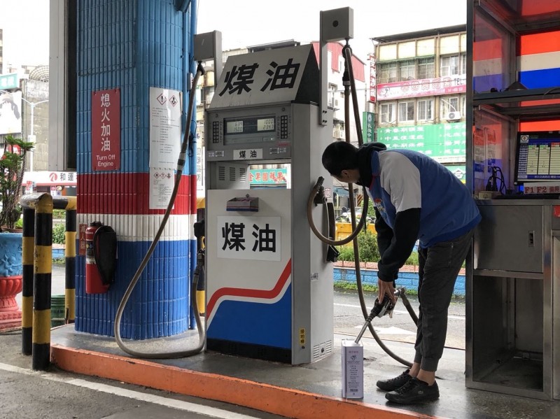 加油站店員多找30元！車主隔幾天「才順路拿錢去還」　到場後「對方搶著開口」他傻眼：是來普渡眾生嗎