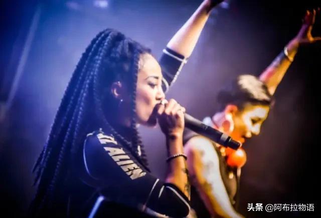 記得穿黑色婚紗的花臂新娘嗎？婚後形象大變「與老公相處」好甜蜜     卸下濃妝「嘟嘴賣萌」超清純