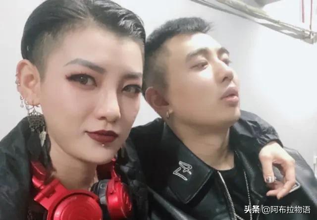 記得穿黑色婚紗的花臂新娘嗎？婚後形象大變「與老公相處」好甜蜜     卸下濃妝「嘟嘴賣萌」超清純