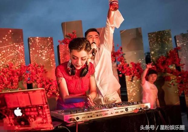 記得穿黑色婚紗的花臂新娘嗎？婚後形象大變「與老公相處」好甜蜜     卸下濃妝「嘟嘴賣萌」超清純