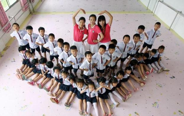 大學生輸慘了！幼稚園「最萌創意畢業照」大比拼　最強班級「全班化身26英文字母」網讚：最珍貴紀念