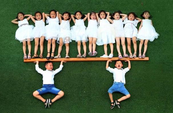 大學生輸慘了！幼稚園「最萌創意畢業照」大比拼　最強班級「全班化身26英文字母」網讚：最珍貴紀念