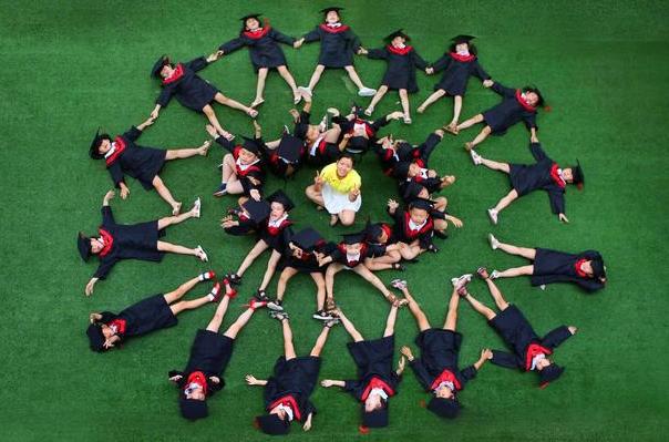 大學生輸慘了！幼稚園「最萌創意畢業照」大比拼　最強班級「全班化身26英文字母」網讚：最珍貴紀念