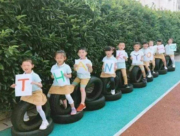 大學生輸慘了！幼稚園「最萌創意畢業照」大比拼　最強班級「全班化身26英文字母」網讚：最珍貴紀念
