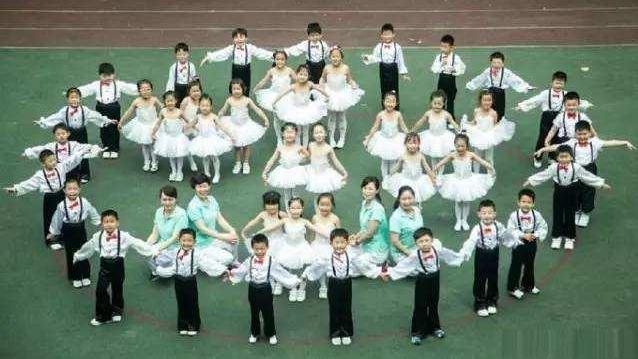 大學生輸慘了！幼稚園「最萌創意畢業照」大比拼　最強班級「全班化身26英文字母」網讚：最珍貴紀念