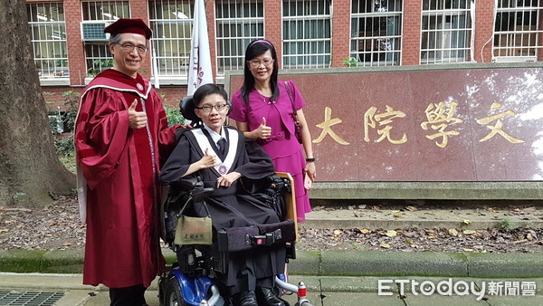 連筆都拿不動！他終生坐輪椅「師大第一名畢業」　對身旁母親告白「22年來無悔付出」：沒有放棄我