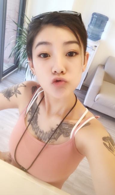 記得穿黑色婚紗的花臂新娘嗎？婚後形象大變「與老公相處」好甜蜜     卸下濃妝「嘟嘴賣萌」超清純