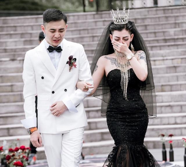 記得穿黑色婚紗的花臂新娘嗎？婚後形象大變「與老公相處」好甜蜜     卸下濃妝「嘟嘴賣萌」超清純