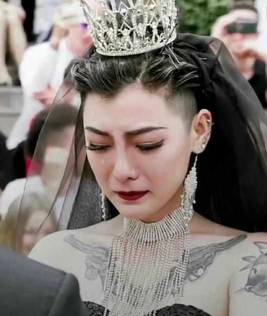 記得穿黑色婚紗的花臂新娘嗎？婚後形象大變「與老公相處」好甜蜜     卸下濃妝「嘟嘴賣萌」超清純