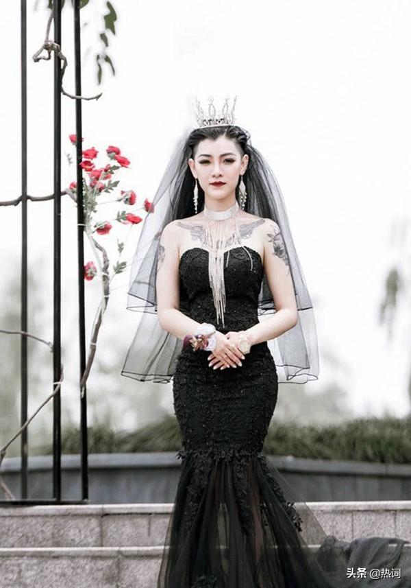 記得穿黑色婚紗的花臂新娘嗎？婚後形象大變「與老公相處」好甜蜜     卸下濃妝「嘟嘴賣萌」超清純