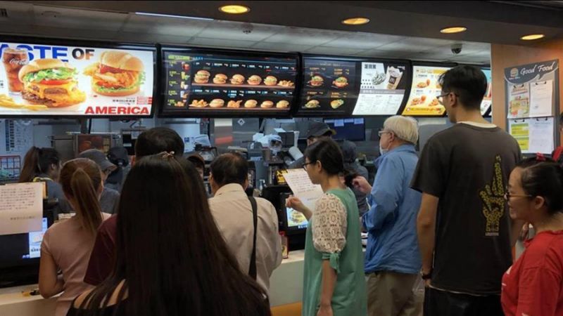 獨自帶4歲孫女外出！阿嬤只顧滑手機「放任孩子亂跑」　下秒「突然交代任務」路人傻眼：快帶去警局