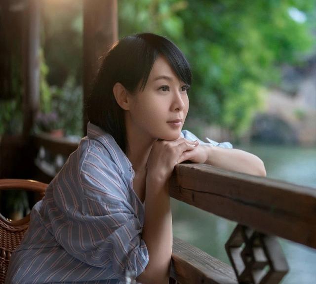 窮到沒錢繳房租！53歲影后成名後「靠掃廁所換租」標會維生　如今轉念「拿起鋤頭歸田園」：學會放下