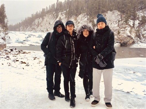 情牽妻子41年！55歲資深歌手為愛「舉家搬深山3年」　甘當寵妻煮夫「2帥兒顏值超驚人」