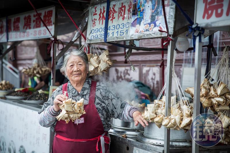 卸不下的擔子！93歲嬤包粽50年「咬牙養3憨兒孫」　揭坎坷身世「出生42天被賣掉」如今已看開