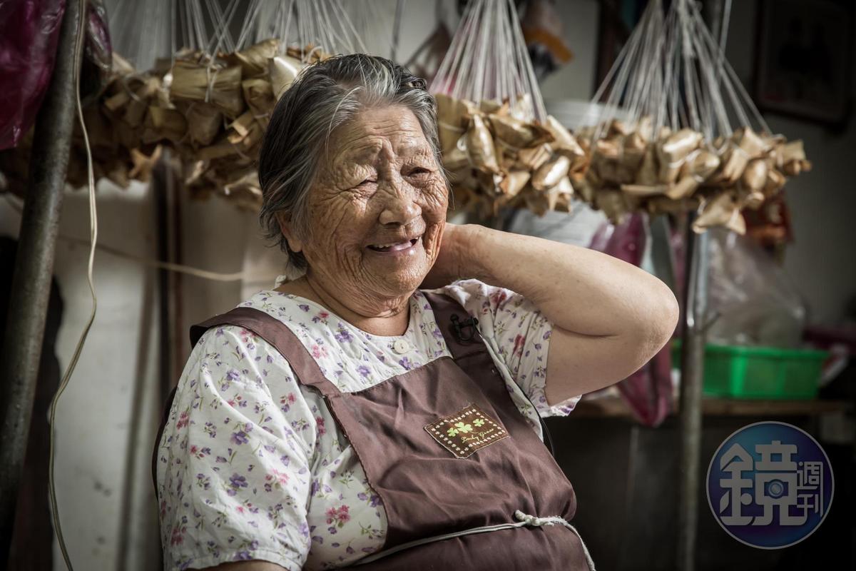 卸不下的擔子！93歲嬤包粽50年「咬牙養3憨兒孫」　揭坎坷身世「出生42天被賣掉」如今已看開