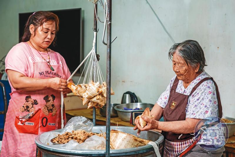 卸不下的擔子！93歲嬤包粽50年「咬牙養3憨兒孫」　揭坎坷身世「出生42天被賣掉」如今已看開