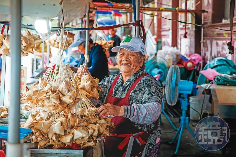 卸不下的擔子！93歲嬤包粽50年「咬牙養3憨兒孫」　揭坎坷身世「出生42天被賣掉」如今已看開