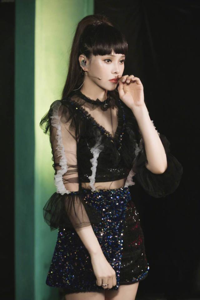 為進女團超拼！51歲伊能靜「1天瘦1斤」老公心疼勸退賽    走上台亮相「狀態好到爆」：簡直19歲少女